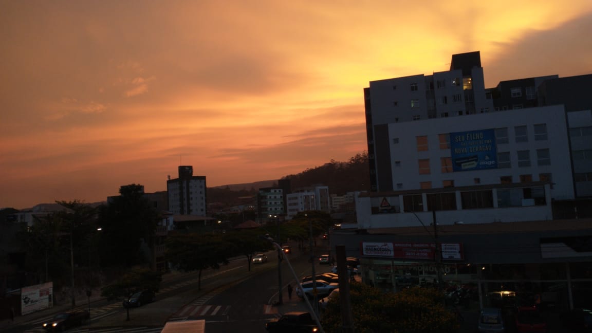 Onda de calor e tempo seco deixam o céu alaranjado em Itabira