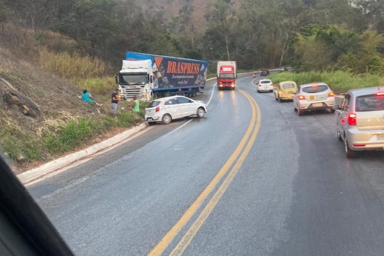 Colisão entre carro e carreta deixa trânsito lento na BR-381
