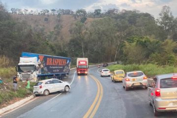 Colisão entre carro e carreta deixa trânsito lento na BR-381