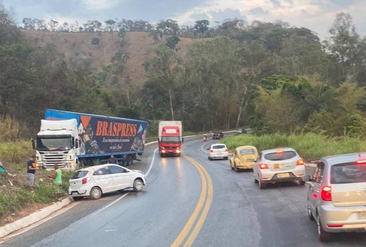 Colisão entre carro e carreta deixa trânsito lento na BR-381