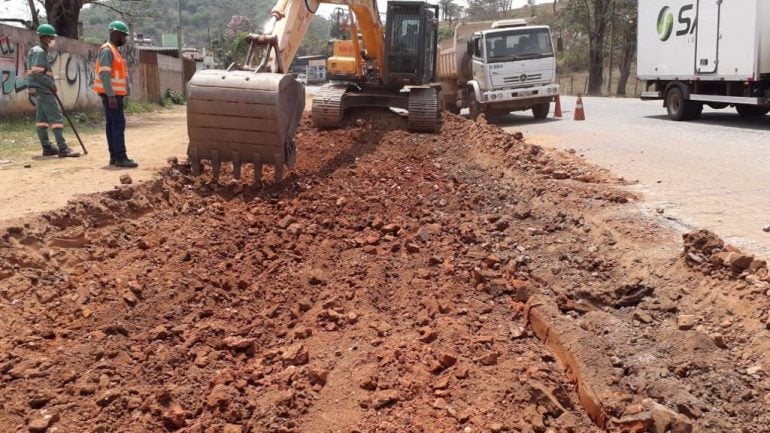 Rodovia MG-129 recebe obras de recuperação no bairro Chapada