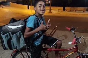 Menino de 12 anos é impedido de trabalhar para ajudar a família e comove as redes sociais