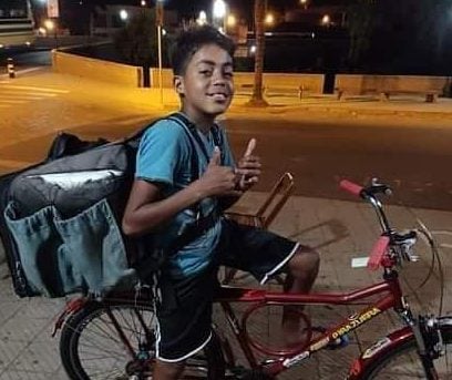 Menino de 12 anos é impedido de trabalhar para ajudar a família e comove as redes sociais