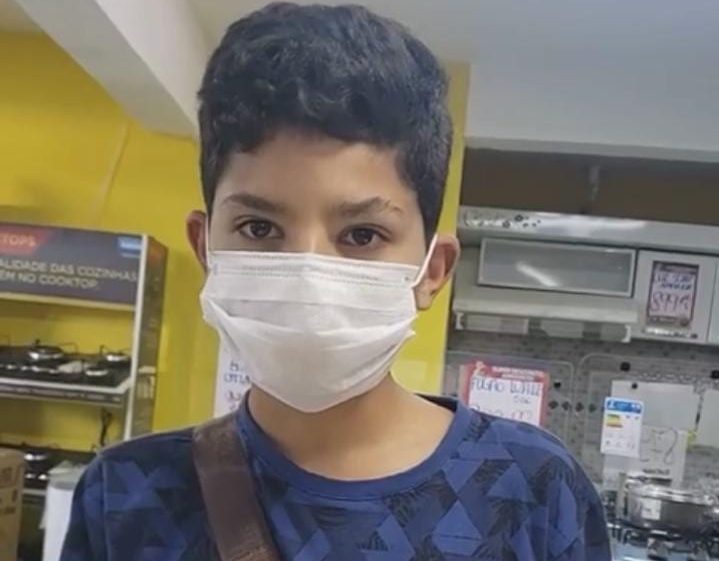 Menino de 11 anos vende chup-chup para ajudar no tratamento do avô