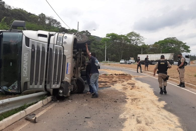 Carreta com mamão tomba no trevo do Itabiruçu em Itabira
