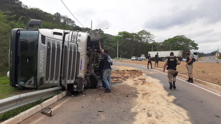 Carreta com mamão tomba no trevo do Itabiruçu em Itabira
