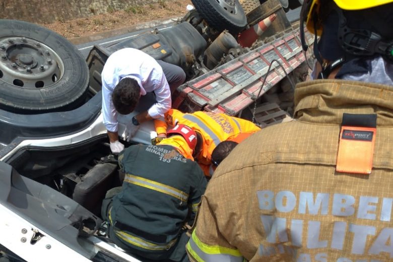 Motorista é resgatado pelos bombeiros após acidente com caminhão na Serra do Cipó