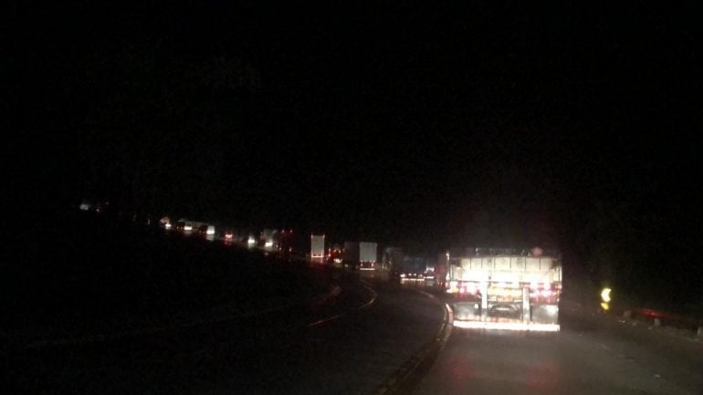 Chuva derruba árvore e deixa trânsito lento na BR-381 no sentido Itabira
