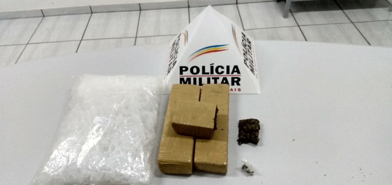Operação contra o tráfico apreende maconha no Santa Marta