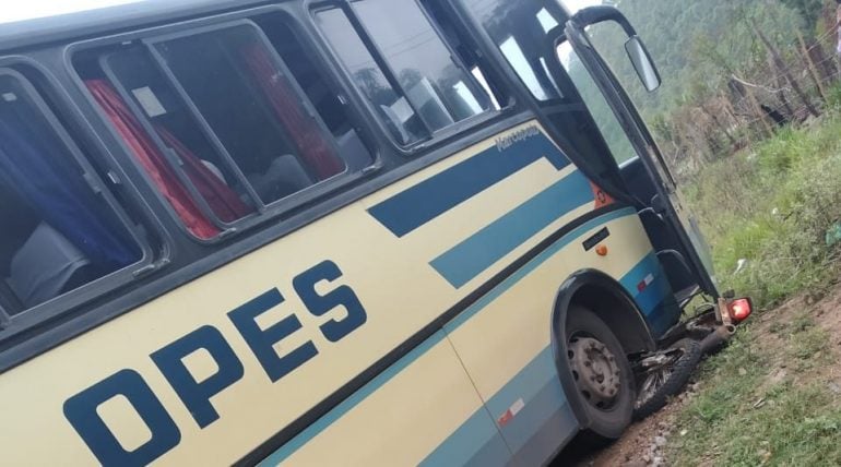 Acidente envolvendo moto e ônibus deixa motociclista ferido na BR-381
