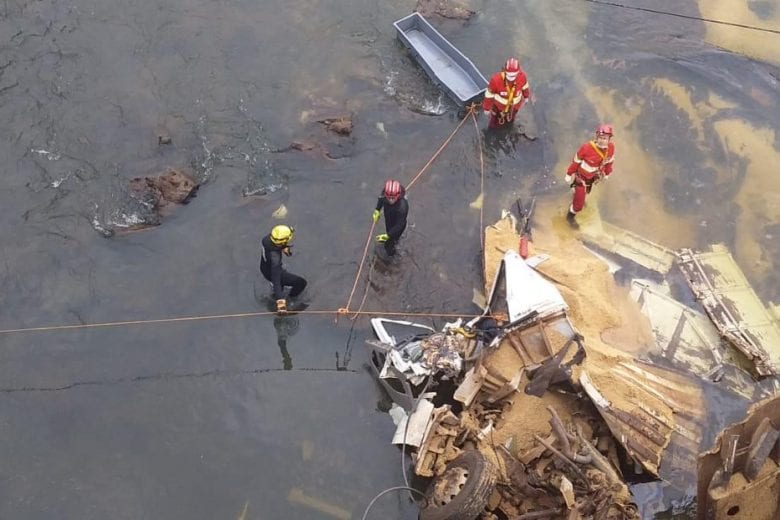 Motorista morre após colisão entre carretas na BR-153