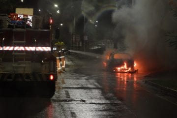 Peugeot pega fogo após ser estacionado na avenida Cristina Gazire