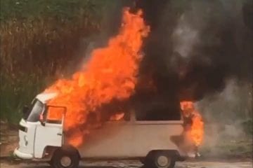 Bombeiros combatem incêndio em uma Kombi no Distrito Industrial