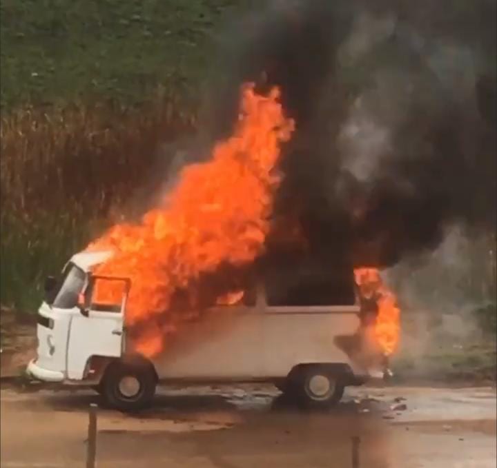 Bombeiros combatem incêndio em uma Kombi no Distrito Industrial