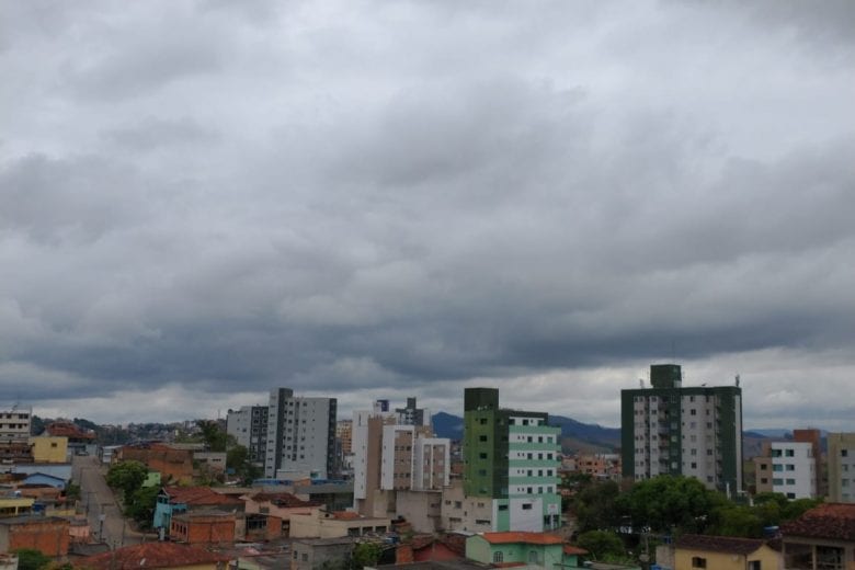 Semana começa com tempo frio e chuva em Itabira