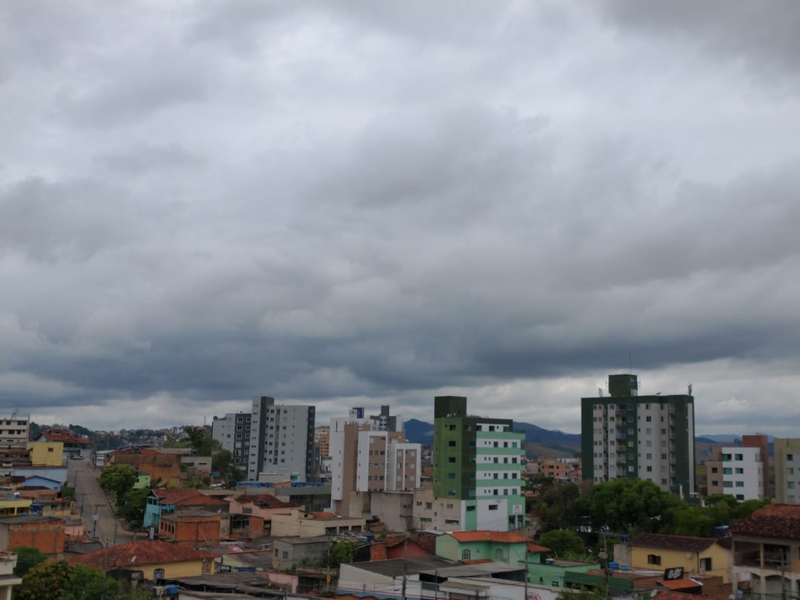 Semana começa com tempo frio e chuva em Itabira