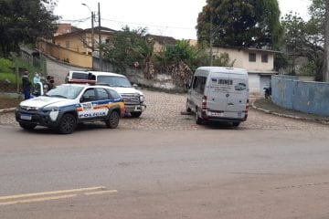 Colisão entre caminhonete e van deixa duas pessoas feridas