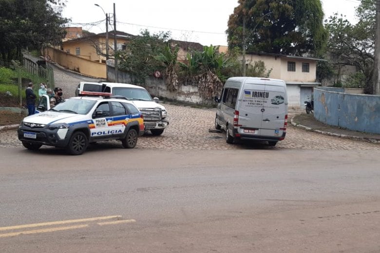 Colisão entre caminhonete e van deixa duas pessoas feridas