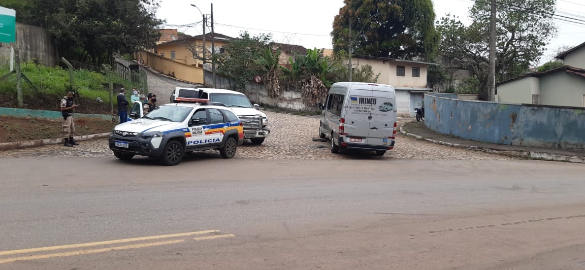 Colisão entre caminhonete e van deixa duas pessoas feridas