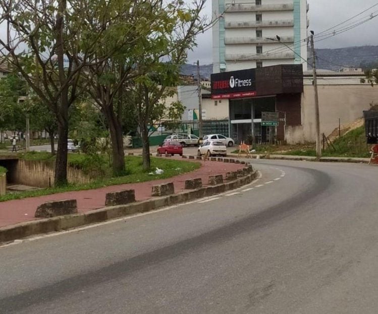 Óleo na pista causa acidente com motociclista no bairro Praia