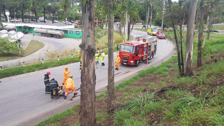 Colisão entre carreta tanque e caminhão mobiliza bombeiros na BR-381