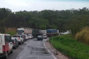 Atenção: chuva, acidentes e veículos pesados deixam fluxo lento na BR381