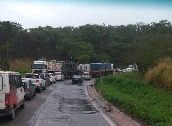 Atenção: chuva, acidentes e veículos pesados deixam fluxo lento na BR381