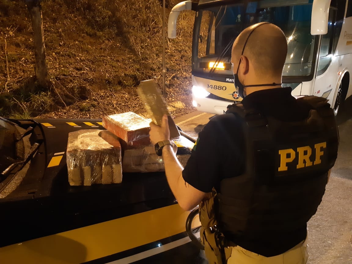 PRF prende passageiro transportando 21kg de maconha na BR 381