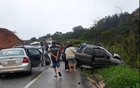 Acidente na BR-381: colisão com três veículos deixa cinco feridos