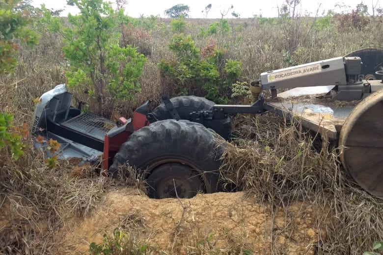 Homem morre após cair com trator dentro de buraco