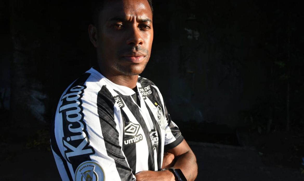 Santos anuncia suspensão do contrato de Robinho