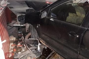 Motorista invade residência com carro e é preso por embriaguez