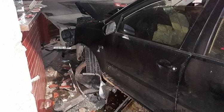 Motorista invade residência com carro e é preso por embriaguez