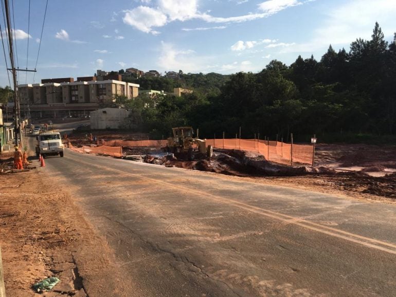 Construção de rotatória altera tráfego no bairro Hamilton