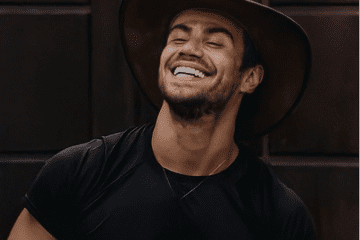 Mariano se descuida ao vestir cueca e tem nude exposto