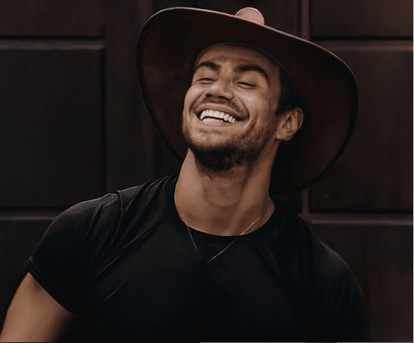 Mariano se descuida ao vestir cueca e tem nude exposto
