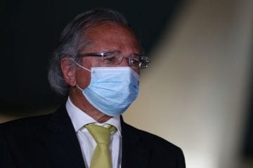 Paulo Guedes cancela ida em evento após vacinação ilegal de empresários do transporte
