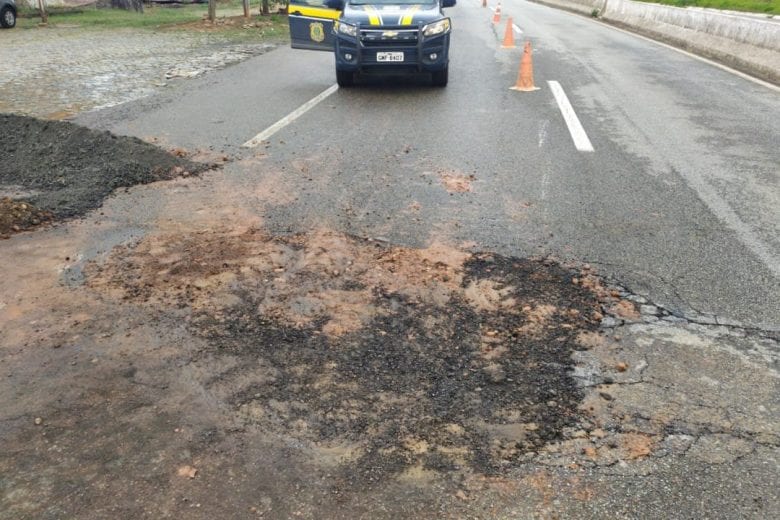 Rompimento de adutora causa buracos na BR-381 em Nova Era