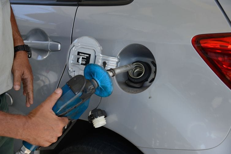 Petrobras reajusta gasolina em 7,6%; aumento vale a partir de amanhã
