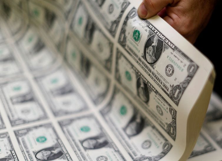 Dólar fecha acima de R$ 5,50 em dia de tensão externa