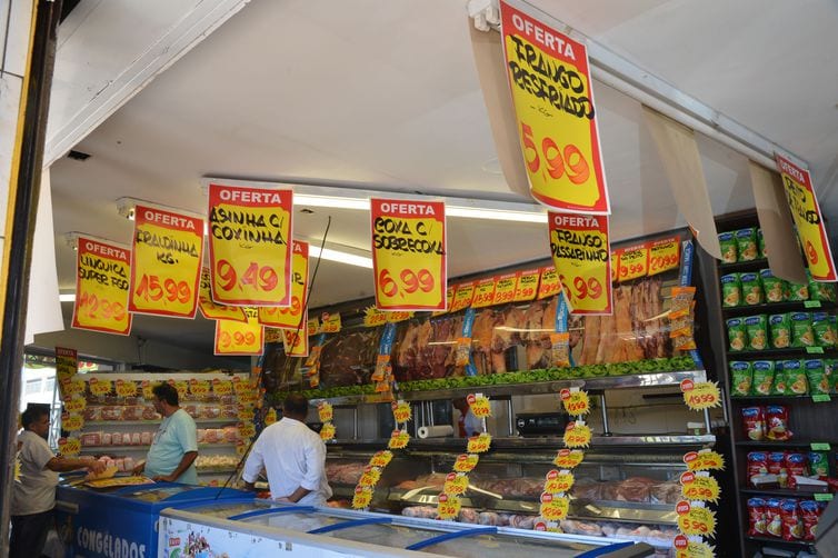 Brasileiros acreditam em inflação de 4,8% nos próximos 12 meses