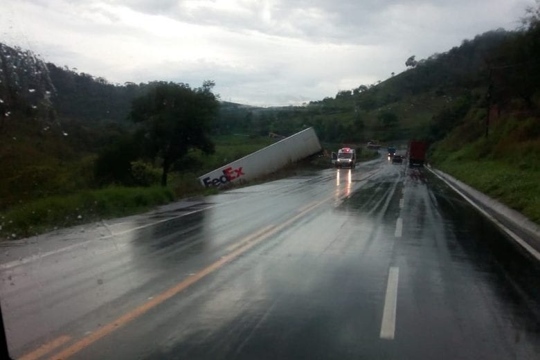 Chuva causa acidentes na BR-381, próximo a Nova Era