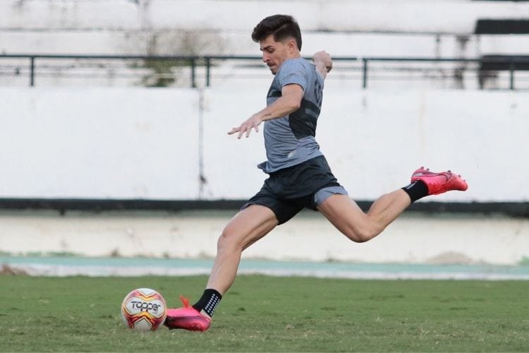 Com Perí suspenso, Leonan vê oportunidade de reconquistar vaga no time titular do Santa Cruz