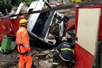 Motorista de caminhão perde o controle e atinge alojamento no Betânia