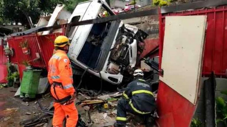 Motorista de caminhão perde o controle e atinge alojamento no Betânia