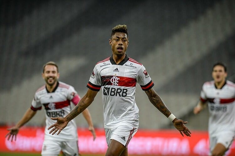 Clubes têm aumento de 250% na receita, mas não conseguem pagar dívidas