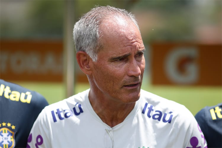 Carlos Amadeu, técnico campeão sub-17 com o Brasil, morre aos 55 anos