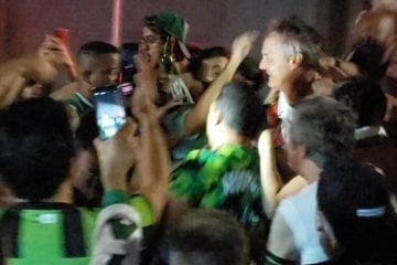 Nos braços da torcida, Lisca comemora classificação do América na Copa do Brasil e desrespeita protocolo de segurança
