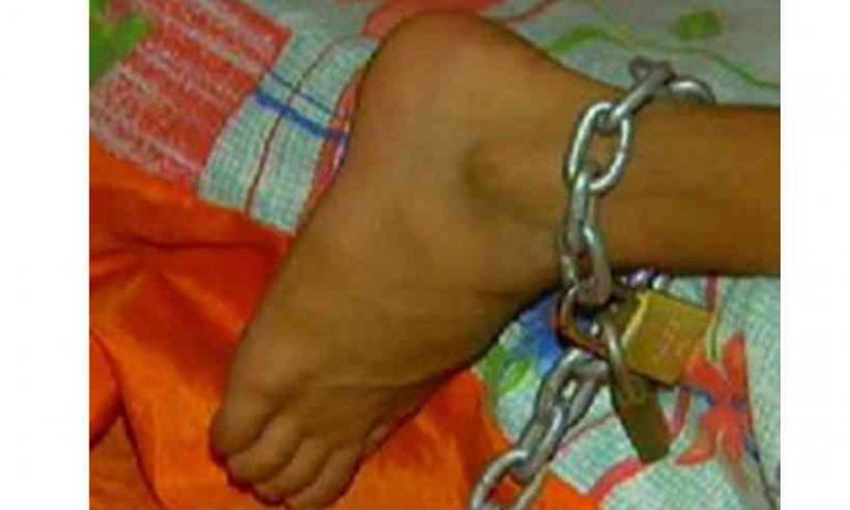 Polícia Militar encontra menino de 11 anos acorrentado a uma cama
