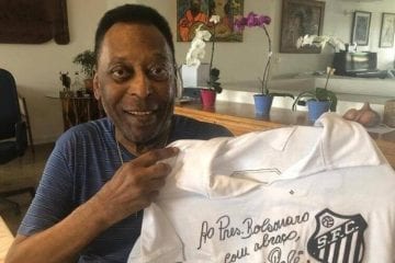 Pelé autografa camisa do Santos como presente ao presidente Jair Bolsonaro